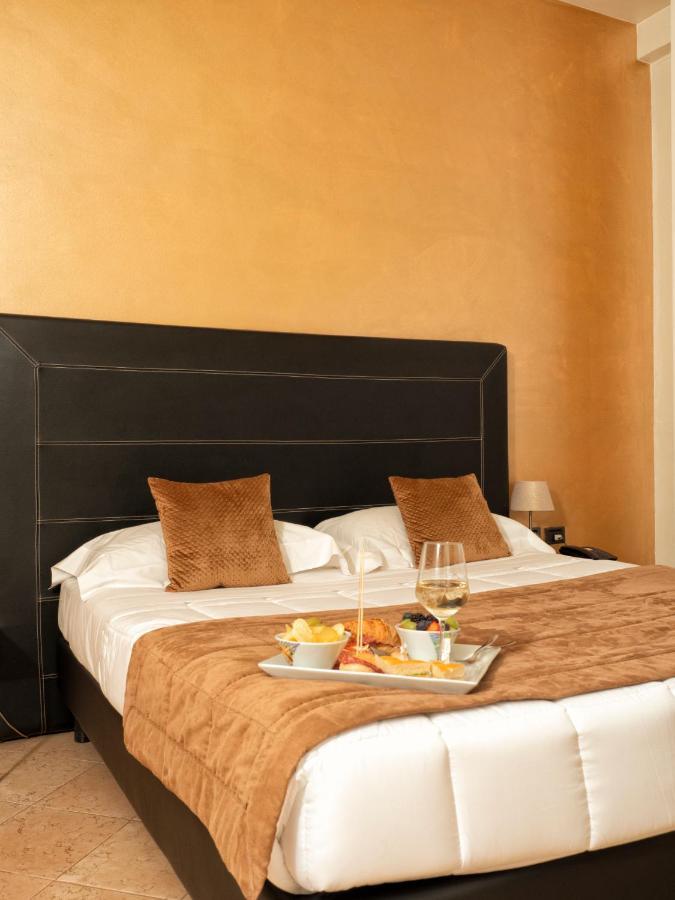 Hotel Europa Pallazzolo sullʼOglio Exteriör bild