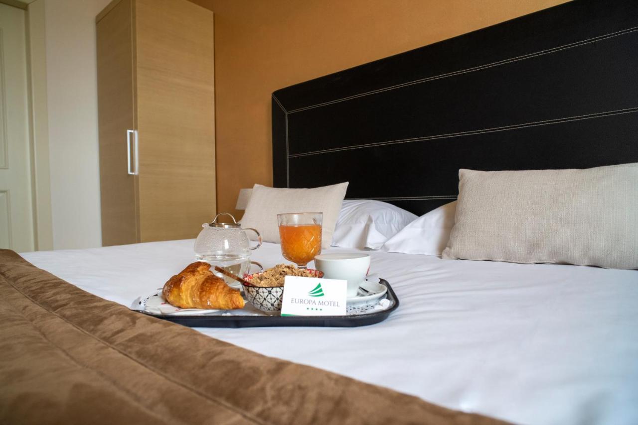 Hotel Europa Pallazzolo sullʼOglio Exteriör bild